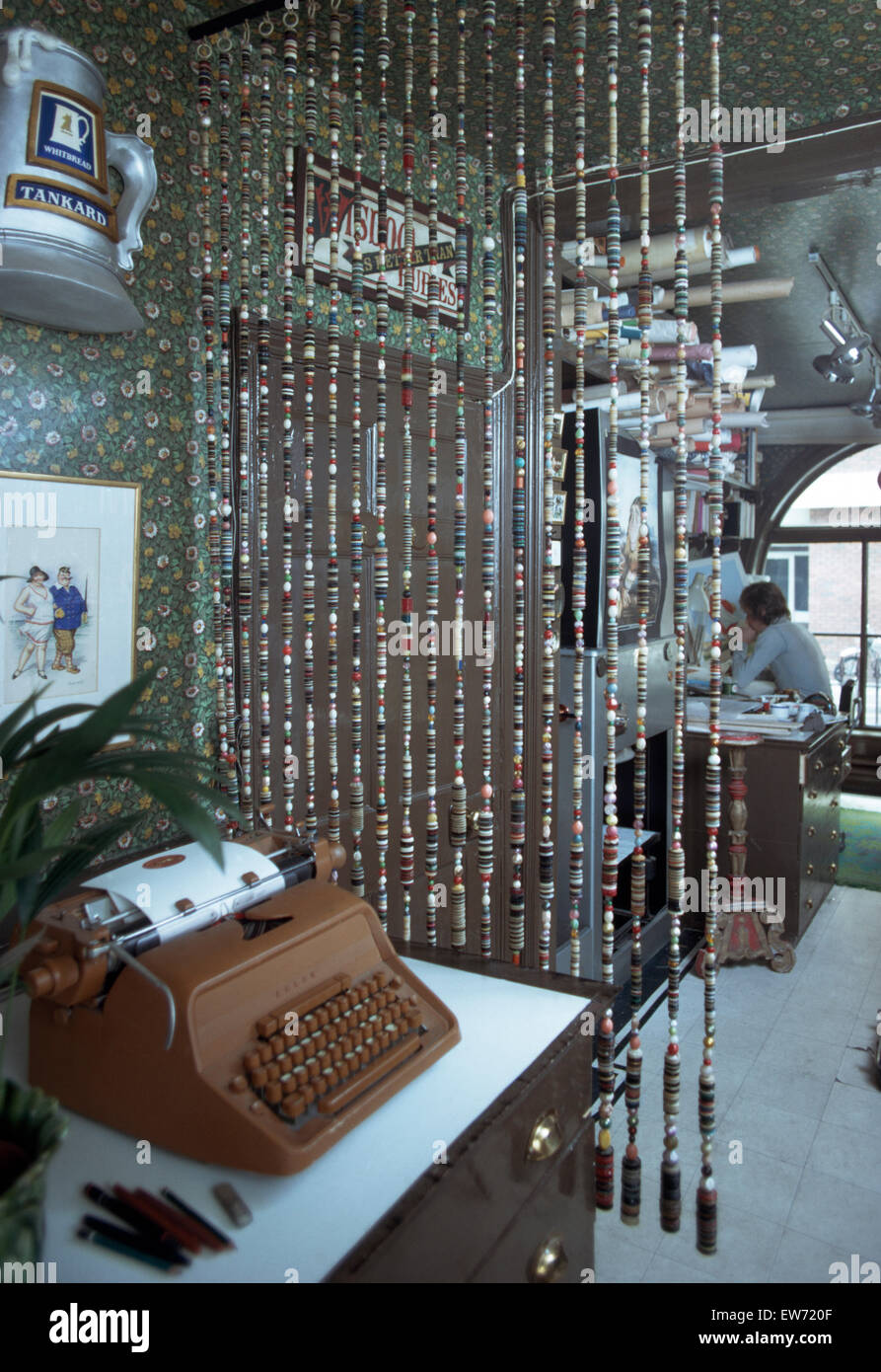 Vintage typewriter et rideau de perles en 1970 étude Banque D'Images