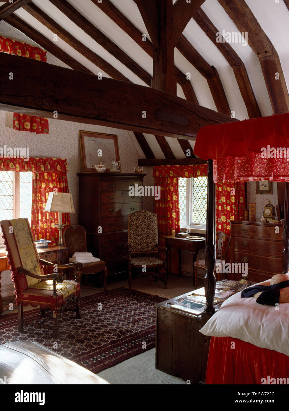 Plafond avec poutres en bois rustique dans 90 chambres avec lit à baldaquin et des rideaux rouges Banque D'Images