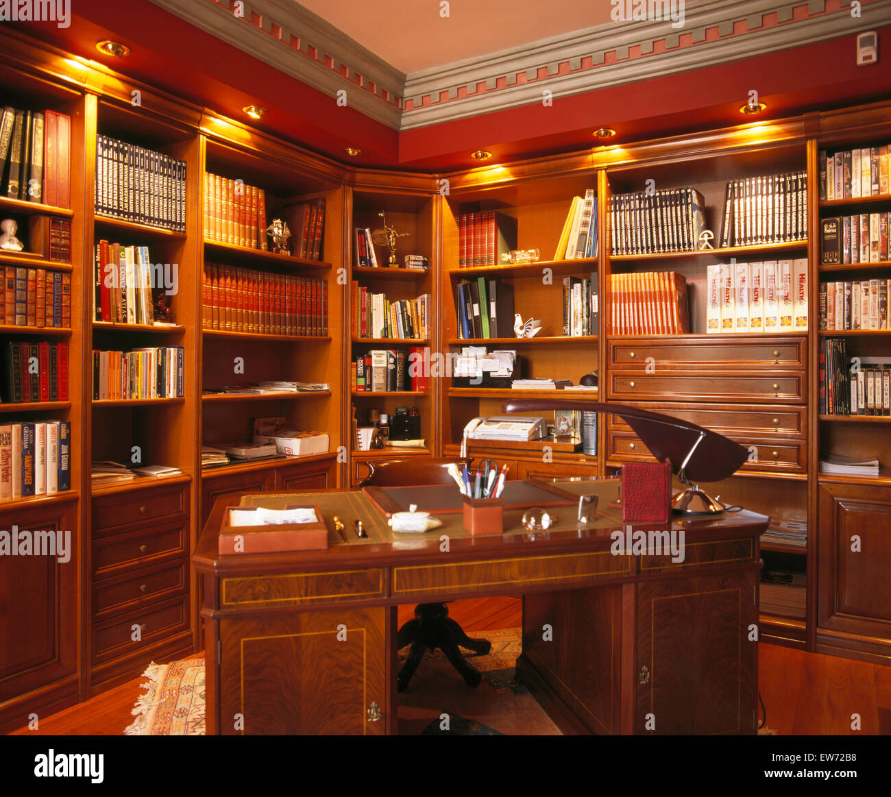 Grand bureau dans l'étude en espagnol villa Banque D'Images