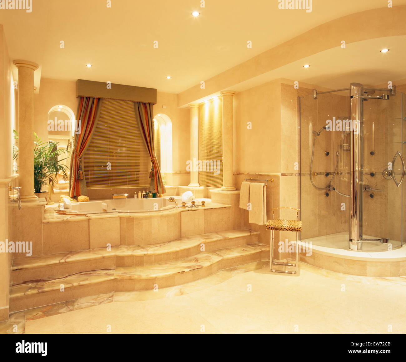 Étapes de baignoire en marbre espagnol salle de bains avec une douche  d'angle en verre cabinet Photo Stock - Alamy