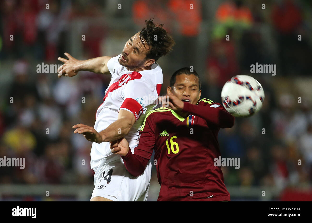 Valparaiso, Chili. 18 Juin, 2015. Claudio Pizarro du Pérou (L) rivalise avec le Venezuela's Roberto Rosales durant leur match du groupe C de la coupe d'Amérique de 2015 à Valparaiso, Chili, Juin 18, 2015. Le Pérou a gagné 1-0. Credit : Xu Zijian/Xinhua/Alamy Live News Banque D'Images