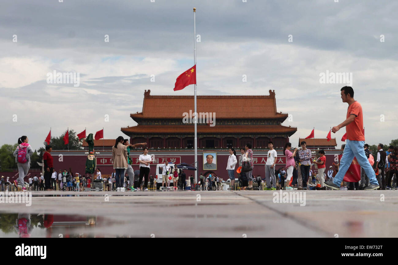 Beijing, Chine. 19 Juin, 2015. Le drapeau national chinois vole à Berne pour pleurer Qiao Shi, ancien président de la Chine du Congrès national du peuple Comité permanent, à la place Tian'anmen à Beijing, capitale de Chine, le 19 juin 2015. © Xing Guangli/Xinhua/Alamy Live News Banque D'Images