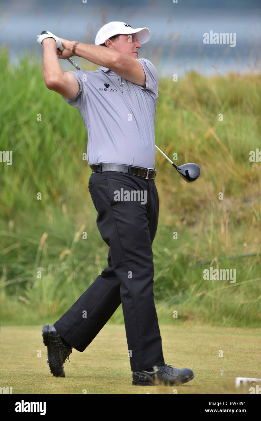 Chambers Bay, University Place, Washington, USA. 18 Juin, 2015. Phil Mickelson hits d'un disque sur le 11e tee lors de la ronde 1 à l'US Open à Chambers Bay, University Place, Washington. George Holland/Cal Sport Media. Credit : Cal Sport Media/Alamy Live News Banque D'Images