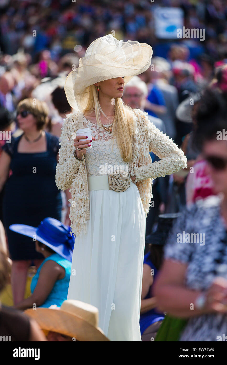 Ascot, Berkshire, Royaume-Uni. 18 Juin, 2015. Fashion, le spectacle au Royal Ascot Mesdames Jour Crédit : David Betteridge/Alamy Live News Banque D'Images