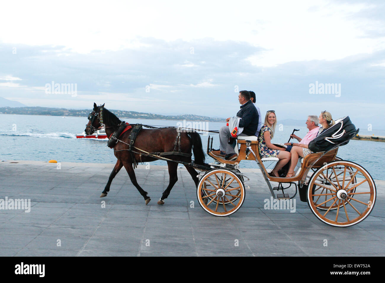 L'île de Spetses, Grèce. 18 Juin, 2015. Le roi Constantin de Grèce, à cheval en calèche avec deux médaille d'athlètes à Pippa Wilson(avant) et Sarah Webb Gosling. © Vafeiadakis Aristidis/ZUMA/Alamy Fil Live News Banque D'Images