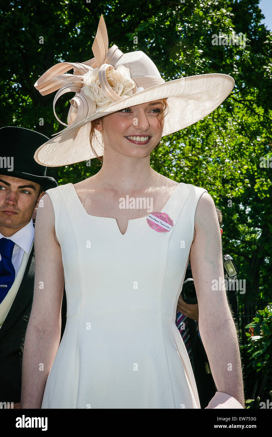 Ascot, Berkshire, Royaume-Uni. 18 Juin, 2015. Poldark star Eleanor Tomlinson dans un chic robe blanche qu'elle fréquente le Royal Ascot Crédit : David Betteridge/Alamy Live News Banque D'Images