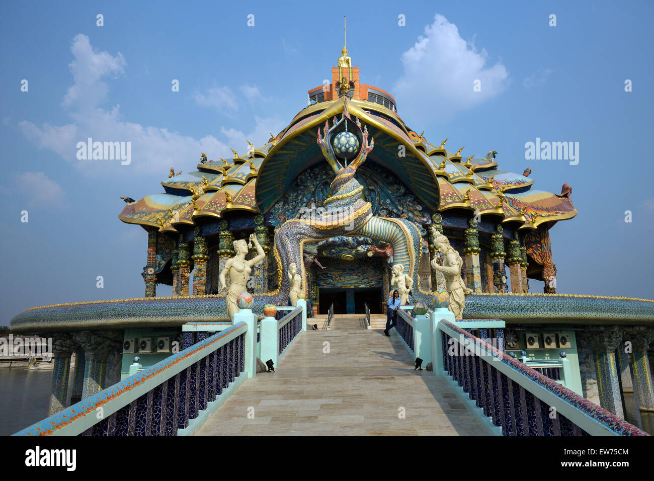 Des statues à l'entrée ouest du temple de l'éléphant, Wittayakom Wittayakhom Thep Vihara, Wat Baan Rai, Korat Banque D'Images