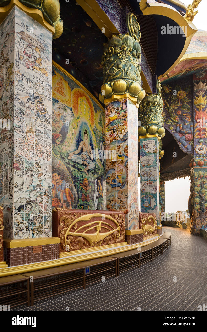 Des colonnes avec des images dans la galerie de céramique de l'éléphant Temple Thep, Wittayakom Wittayakhom Vihara, Wat Baan Rai, Korat Banque D'Images