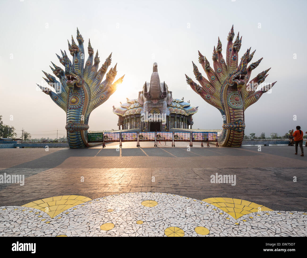 Pont des deux rois Naga à l'éléphant Temple Thep, Wittayakom Wittayakhom Vihara, Wat Baan Rai, Korat Banque D'Images