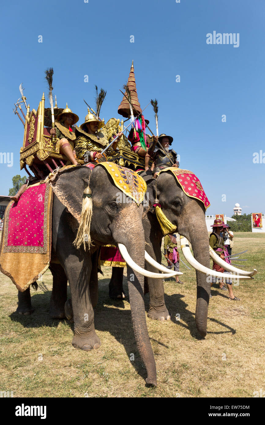 Éléphants de guerre avec des soldats, costumes historiques, Festival de l'éléphant, l'éléphant Round Up, Surin, province de Surin, Isan, l'Isaan Banque D'Images