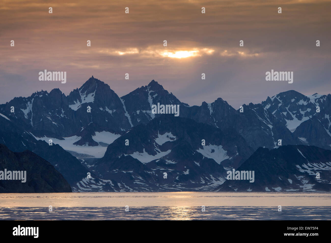 Montagnes dans le lumière du soir, près de Ittoqqortoormiit, l'Est du Groenland, Greenland Banque D'Images Montagnes dans le lumière du soir, près de Ittoqqortoormiit, l'Est du Groenland, Greenland Banque D'Images
