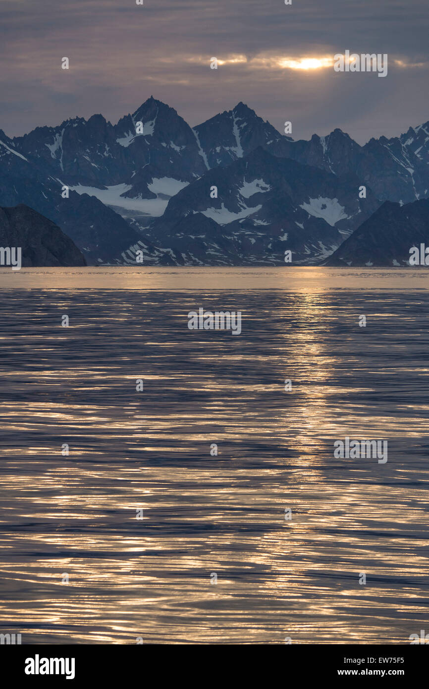 Montagnes dans le lumière du soir, près de Ittoqqortoormiit, l'Est du Groenland, Greenland Banque D'Images Montagnes dans le lumière du soir, près de Ittoqqortoormiit, l'Est du Groenland, Greenland Banque D'Images