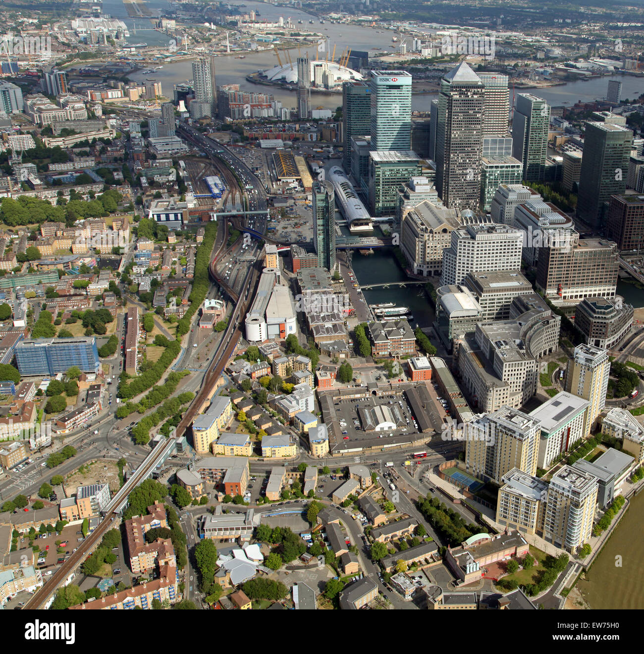 Vue aérienne vue dans le Docklands Light Railway à Westferry, Canary Wharf, l'Est de Londres, Royaume-Uni Banque D'Images