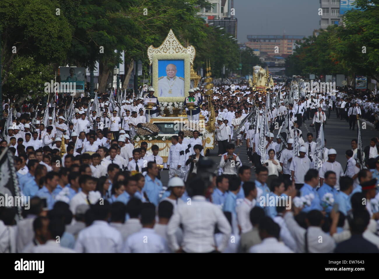 Phnom Penh, Cambodge. 19 Juin, 2015. Les gens d'assister aux funérailles de l'ex-Parti du peuple cambodgien (PPC) le chef et le président du Sénat Chea Sim à Phnom Penh, Cambodge, 19 juin 2015. Cambodge incinéré le corps de Chea Sim, vendredi. Credit : Phearum/Xinhua/Alamy Live News Banque D'Images