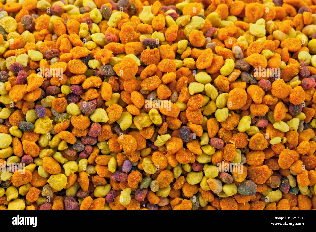 Un mélange de produits frais biologiques naturelles colorées moyennes des grains de pollen. Banque D'Images
