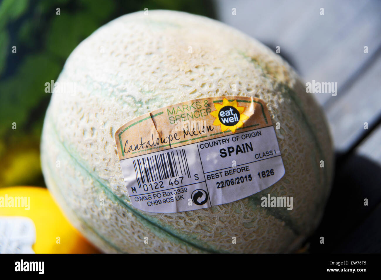 Un Cantaloup Melon a grandi en Espagne et vendu dans un supermarché au Royaume-Uni avec l'autocollant Best before date Banque D'Images