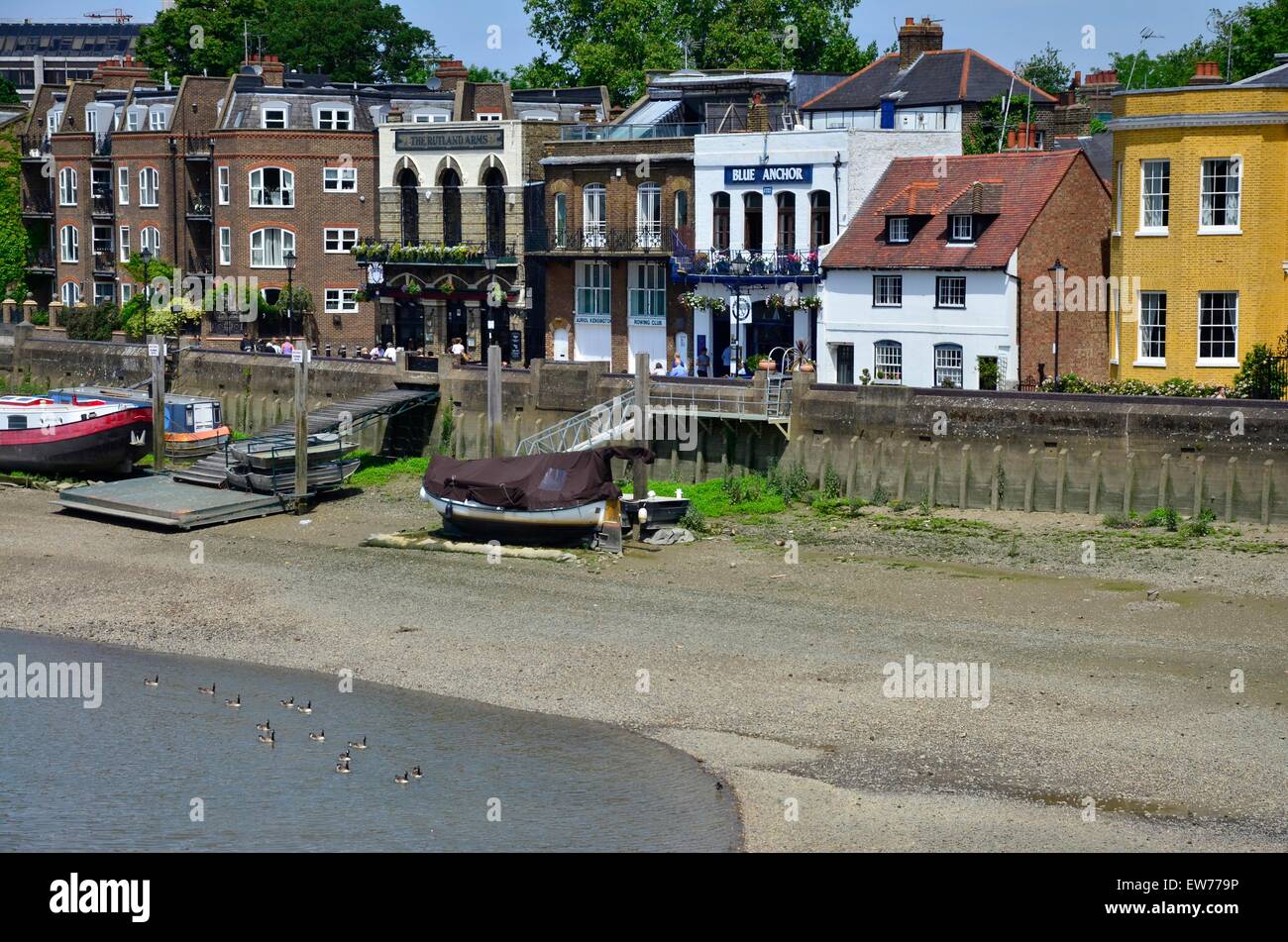 Lower Mall, Hammersmith, avec les pubs La Blue Anchor et le Rutland Arms, London, England, UK Banque D'Images