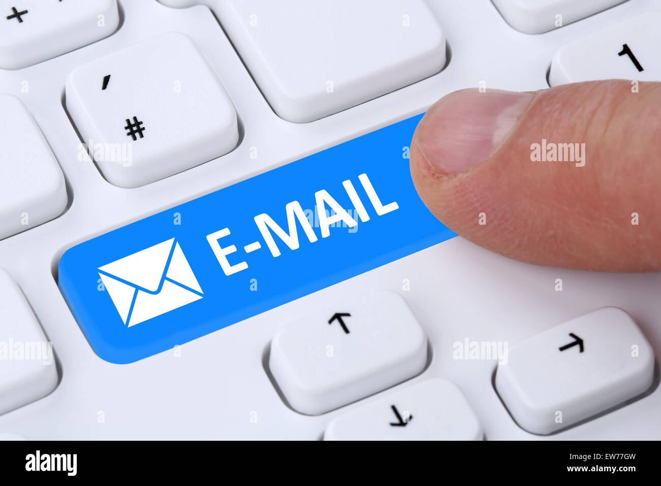 L'envoi d'E-Mail message en appuyant sur le bouton sur le clavier de l'ordinateur avec symbole lettre Banque D'Images