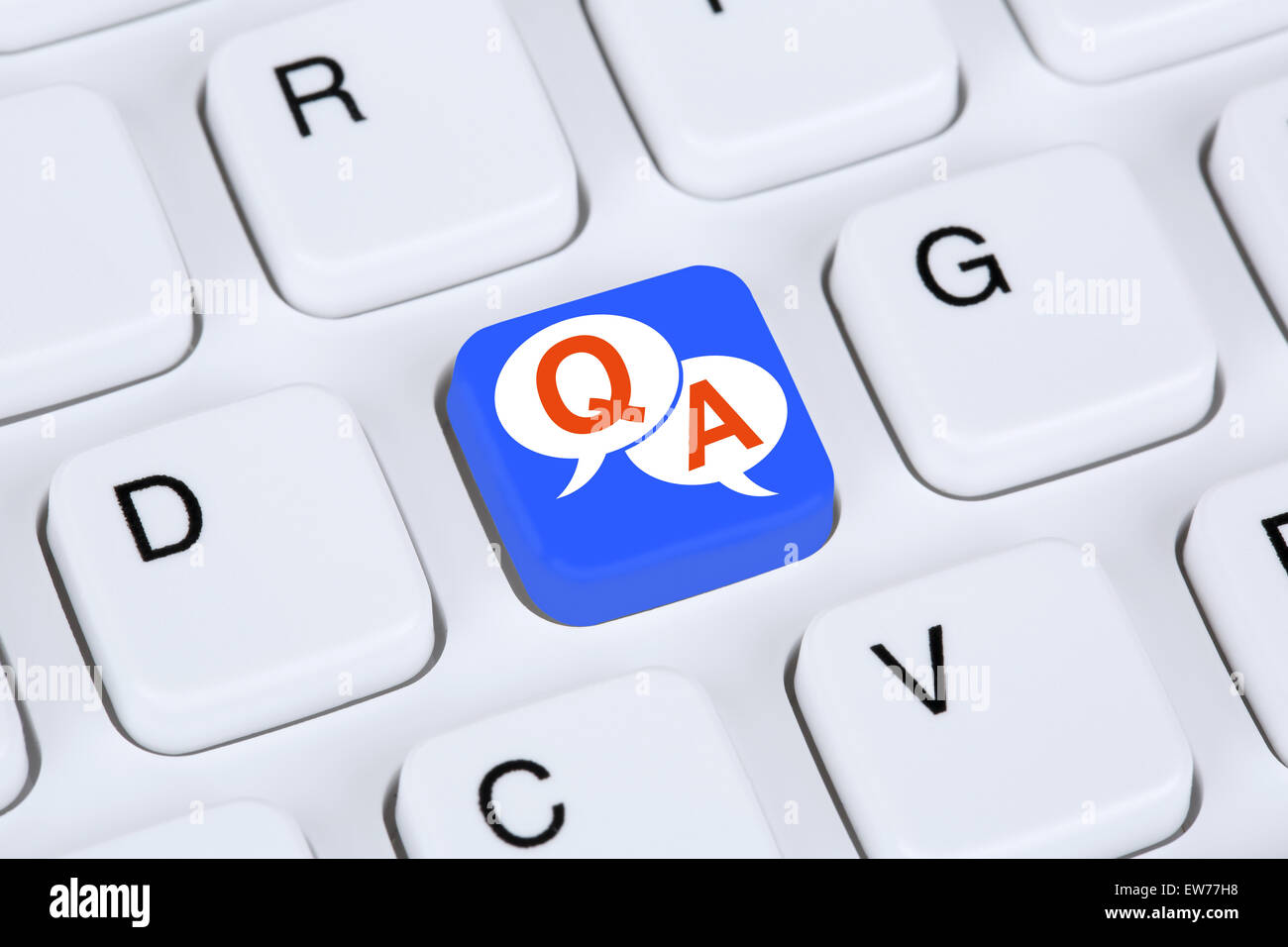 Question et réponse de l'aide en ligne assistance contacter le service client sur le clavier de l'ordinateur sur internet Banque D'Images Question et réponse de l'aide en ligne assistance contacter le service client sur le clavier de l'ordinateur sur internet Banque D'Images