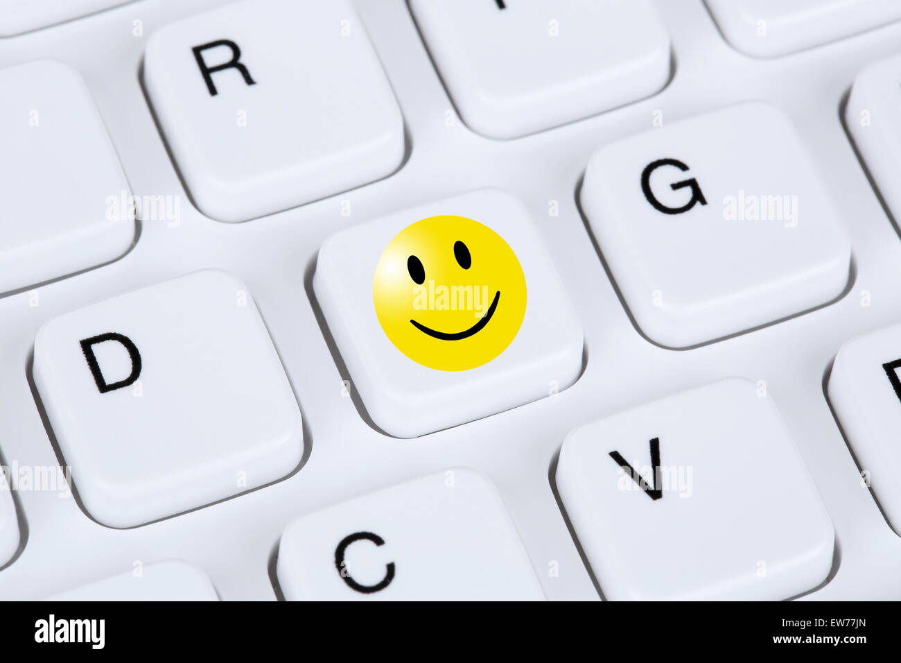 Symboles smiley heureux commentaires d'évaluation de la qualité de service sur le clavier de l'ordinateur Banque D'Images