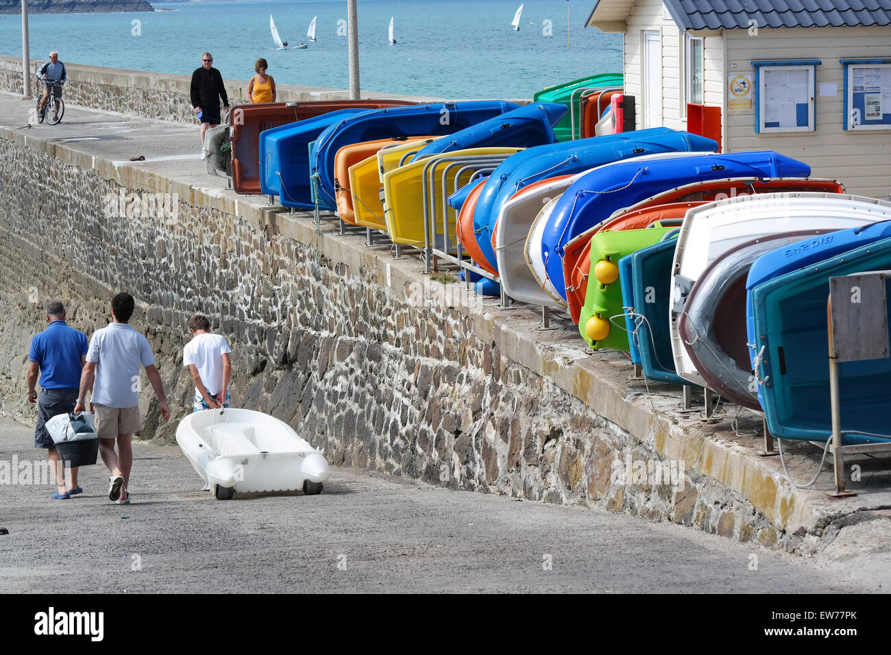Les petites barques à quai du port de Val-Andre, Bretagne Banque D'Images