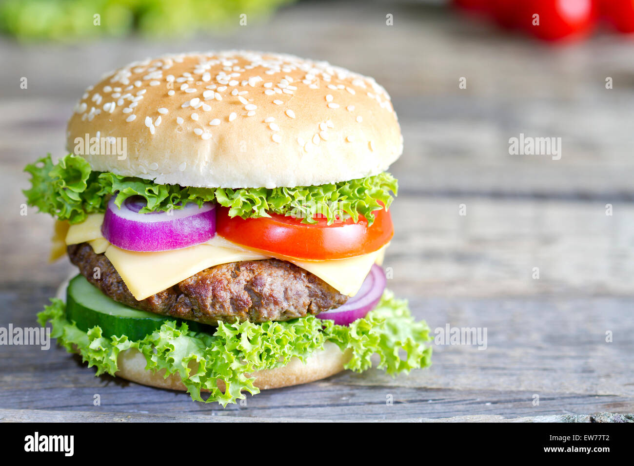 Hamburger sur vintage wooden board libre Banque D'Images