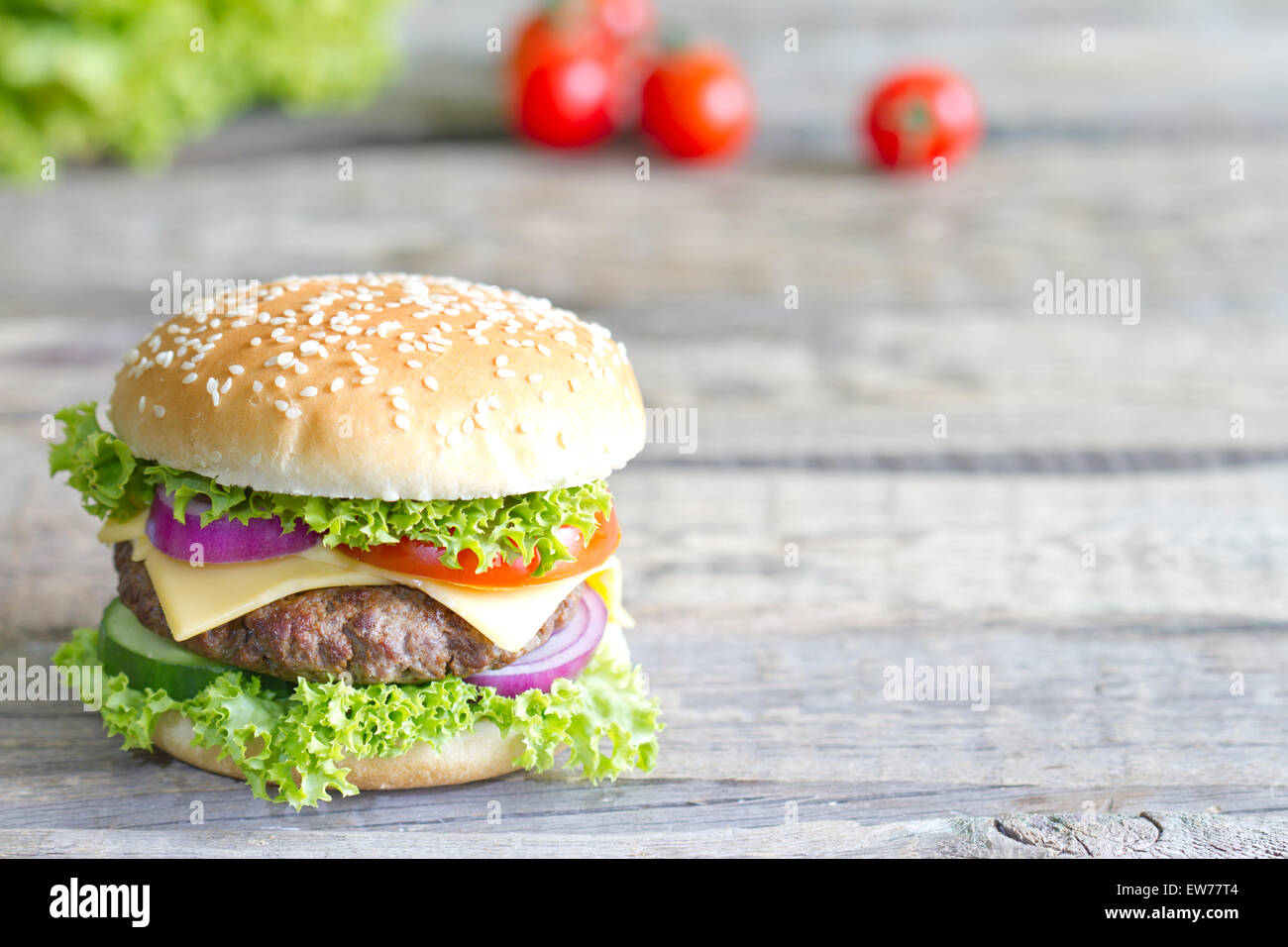 Hamburger sur vintage wooden board libre Banque D'Images
