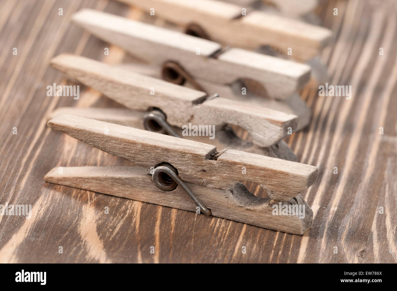 Pinces à linge en bois sur un bois, close-up Banque D'Images