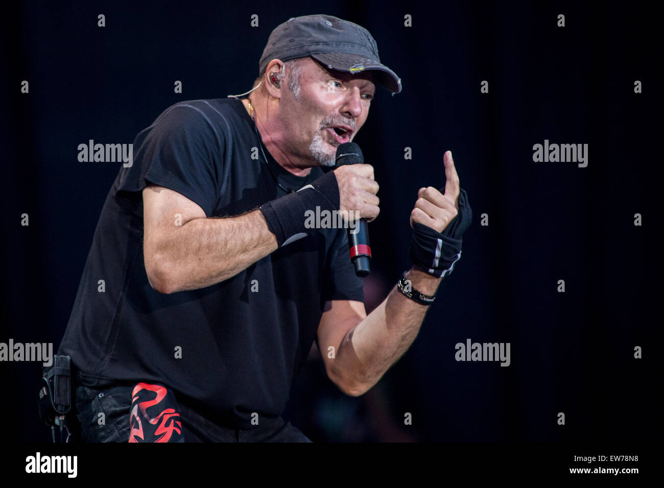 Milan Italie. 18 juin 2015. La star de rock italien Vasco Rossi effectue live au stade San Siro lors de la Tournée 'Live' 2015 Kom Banque D'Images