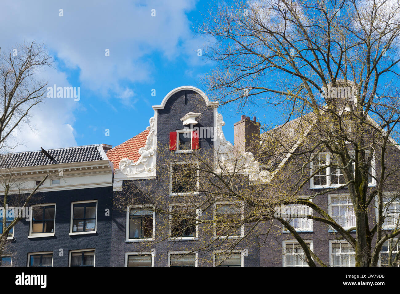 Façades de maisons monumentales dans le centre d'amsterdam Banque D'Images