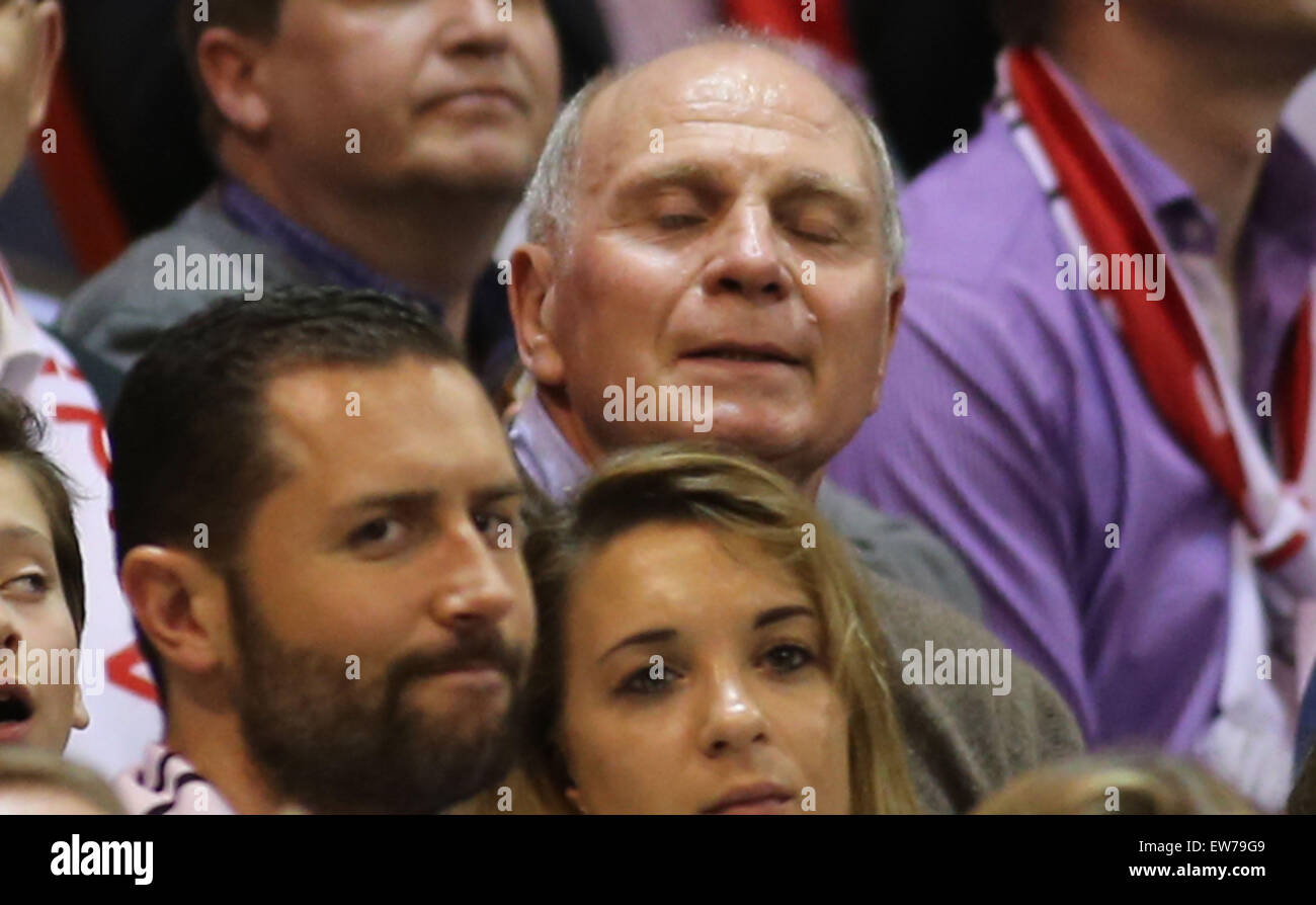 Célébrités à un match de basket-ball Basket-ball FC Bayern vs Brose Bamberg comprend : Uli Hoeness Où : Munich, Allemagne Quand : 17 Avr 2015 Banque D'Images