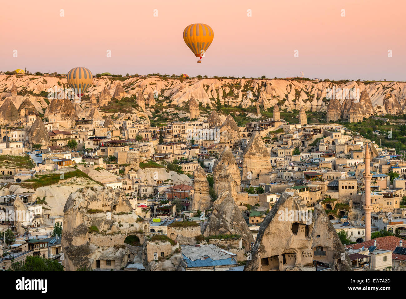 Vue de dessus de Goreme avec montgolfières au lever du soleil, Cappadoce, Turquie Banque D'Images