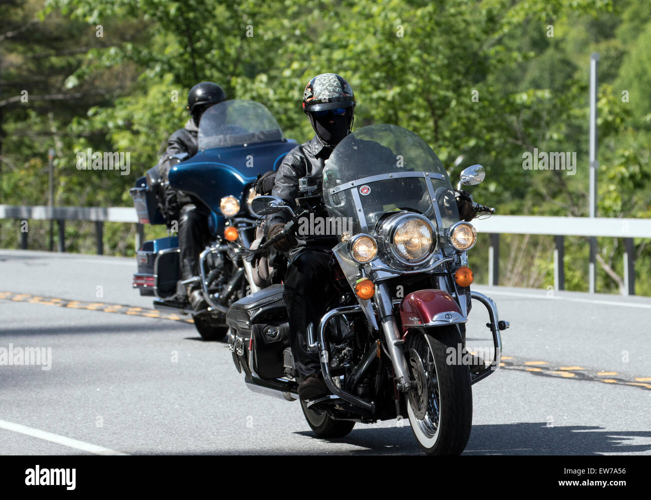 Deux motos Harley Davidson motorcycles touring cavaliers avec des masques. Banque D'Images
