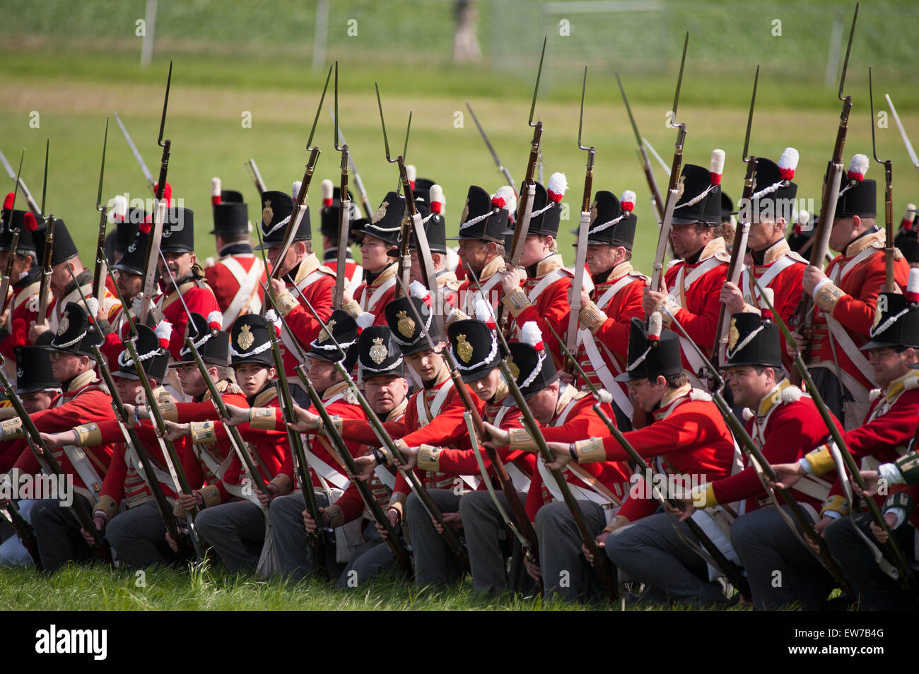 Les Lions Mound, Waterloo, Belgique. 19 Juin, 2015. Commencer les préparatifs pour la reconstitution massive de la bataille de Waterloo qui se déroule sur deux jours à la bataille d'origine avec des combattants en période authentique costume militaire. L'attaque française des guerres napoléoniennes a lieu le soir du 19 juin et la contre-attaque des Alliés le 20 juin 2015 dans peut-être la plus grande reconstitution militaire qui ait jamais eu lieu. Credit : Malcolm Park editorial/Alamy Live News Banque D'Images