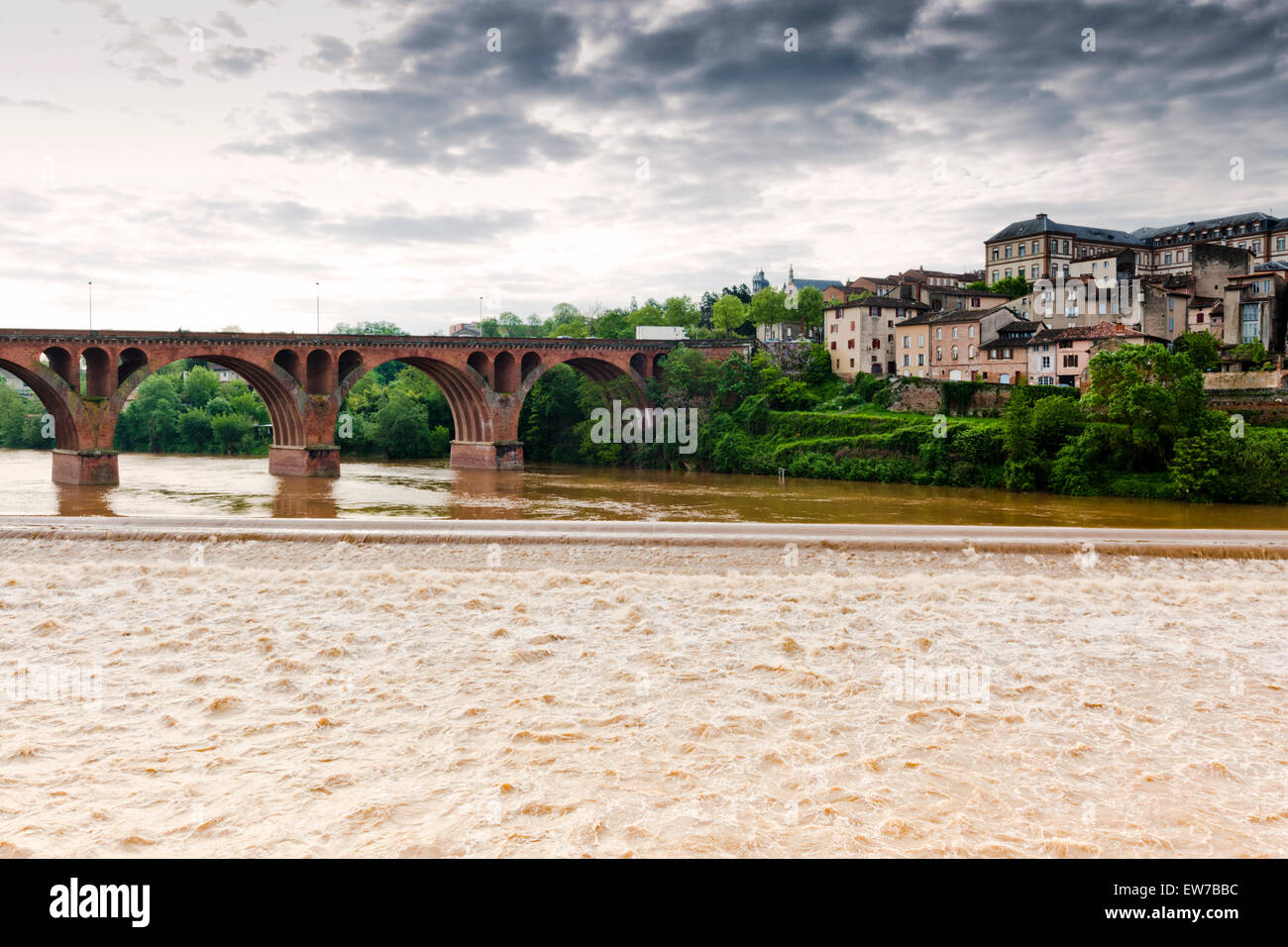 Vue sur la rivière Tarn à Pont Neuf et maisons en bois Banque D'Images