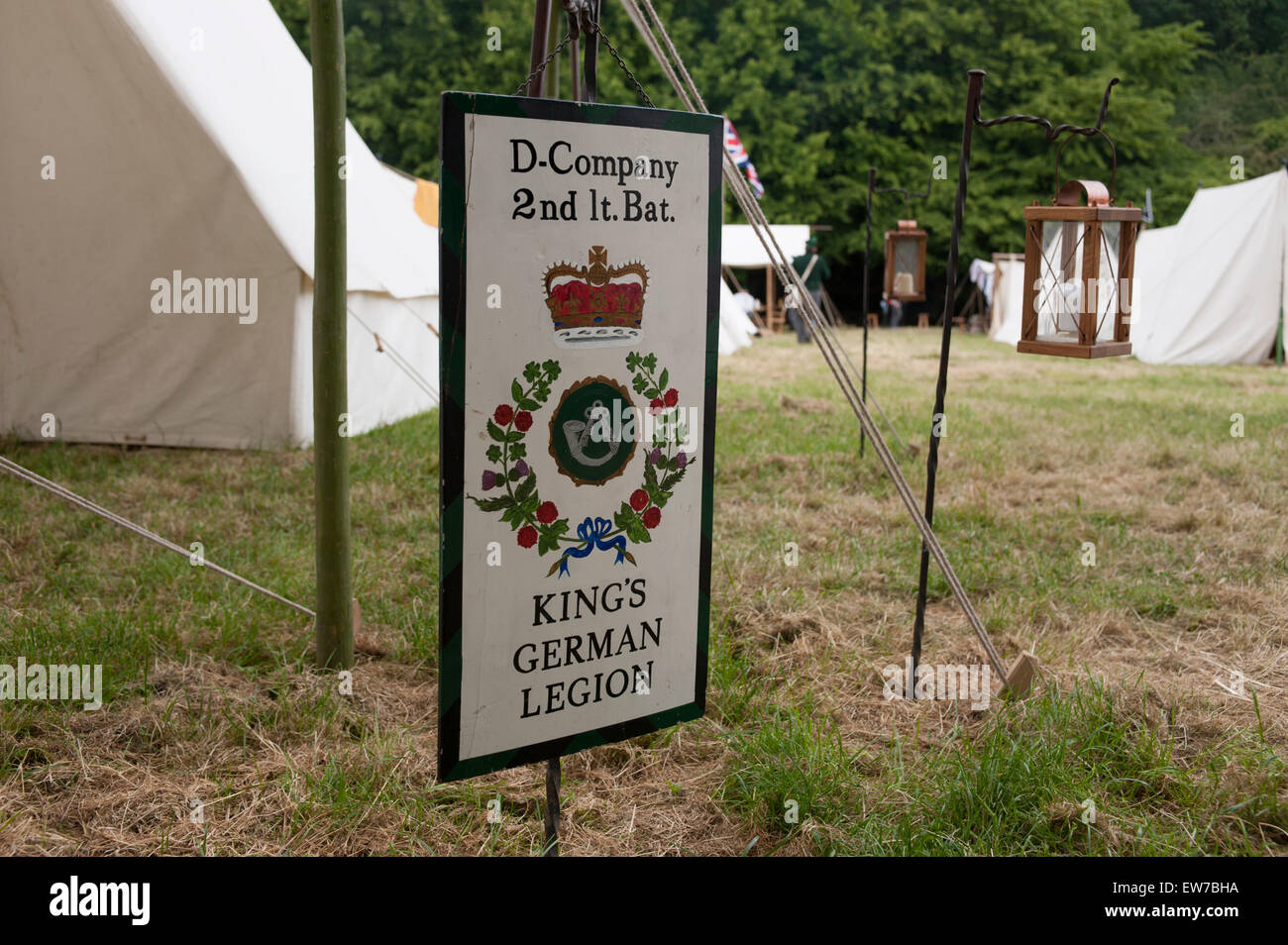 Les Lions Mound, Waterloo, Belgique. 19 Juin, 2015. Commencer les préparatifs pour la reconstitution massive de la bataille de Waterloo qui se déroule sur deux jours à la bataille d'origine avec des combattants en période authentique costume militaire. L'attaque française des guerres napoléoniennes a lieu le soir du 19 juin et la contre-attaque des Alliés le 20 juin 2015 dans peut-être la plus grande reconstitution militaire qui ait jamais eu lieu. Credit : Malcolm Park editorial/Alamy Live News Banque D'Images