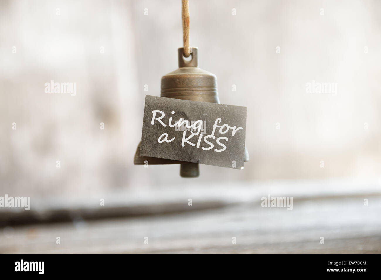 Anneau pour un baiser concept, la Bell et l'inscription Banque D'Images