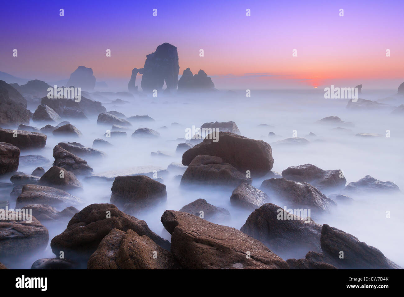 Le Cathedral rock à San juan de gaztelugatxe au coucher du soleil Banque D'Images