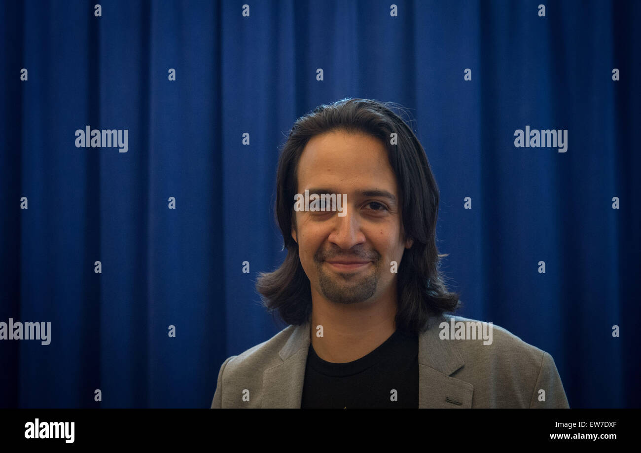 Manhattan, NY, USA. 18 Juin, 2015. Acteur de fil LIN-MANUEL MIRANDA comme la distribution, de l'équipage et les producteurs de Broadway's ''Hamilton'' rencontrez et de poser pour des photographies avant de commencer les répétitions à nouveau 42e Street Studios, le jeudi 18 juin, 2015. ''Hamilton'' commence bandes-annonces au Richard Rodgers Theatre le 13 juillet avant une nuit d'ouverture officielle le 6 août. La comédie musicale a terminé ses 4 mois complet, la participation au théâtre public le 4 mai. © Bryan Smith/ZUMA/Alamy Fil Live News Banque D'Images