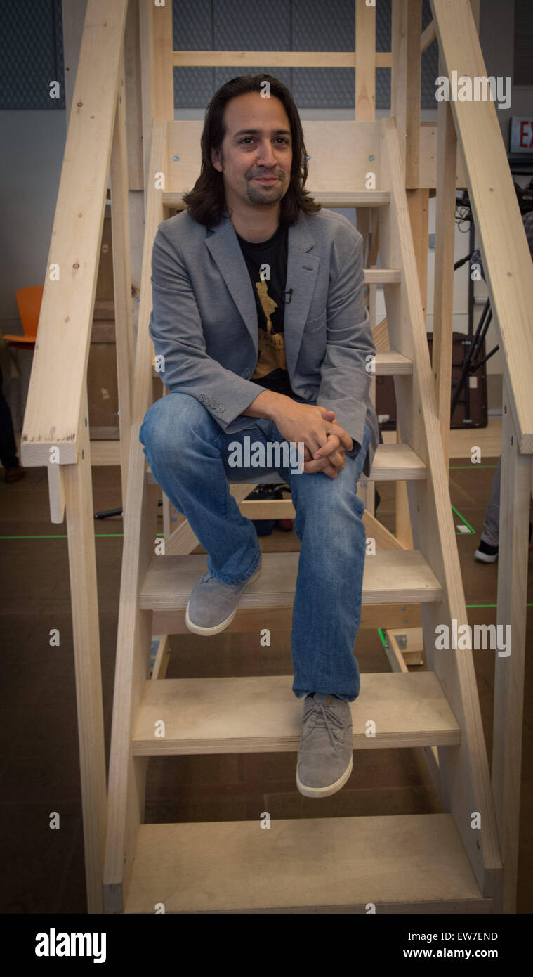 Manhattan, NY, USA. 18 Juin, 2015. Acteur de fil LIN-MANUEL MIRANDA comme la distribution, de l'équipage et les producteurs de Broadway's ''Hamilton'' rencontrez et de poser pour des photographies avant de commencer les répétitions à nouveau 42e Street Studios, le jeudi 18 juin, 2015. ''Hamilton'' commence bandes-annonces au Richard Rodgers Theatre le 13 juillet avant une nuit d'ouverture officielle le 6 août. La comédie musicale a terminé ses 4 mois complet, la participation au théâtre public le 4 mai. © Bryan Smith/ZUMA/Alamy Fil Live News Banque D'Images