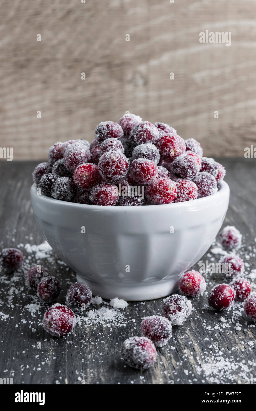 Canneberges sucrées en dessert maison de vacances Bol sur fond de bois rustique Banque D'Images
