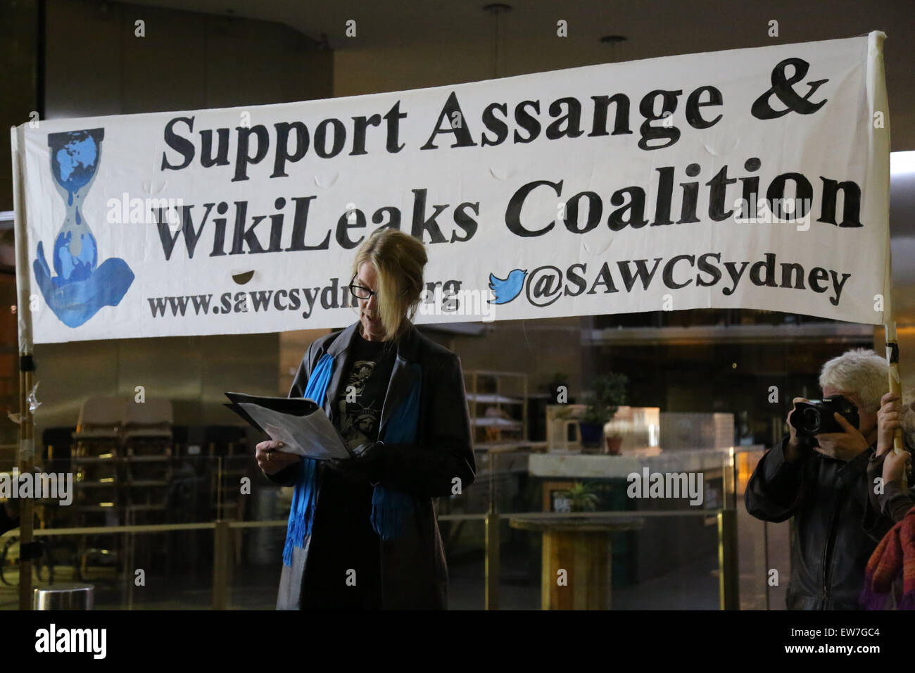 Sydney, Australie. 19 juin 2015. Un rassemblement a eu lieu à l'extérieur du consulat britannique à 1 Macquarie Place à Sydney ce soir à l'appui de le fondateur de WikiLeaks, Julian Assange, actuellement terrés dans l'ambassade d'Equateur à Londres. Il a marqué le troisième anniversaire de la résidence de Julian Assange à l'ambassade. La parole imagée : Gail Malone (bénévoles) de paix en Afghanistan. Crédit : Richard Milnes/Alamy Live News Banque D'Images