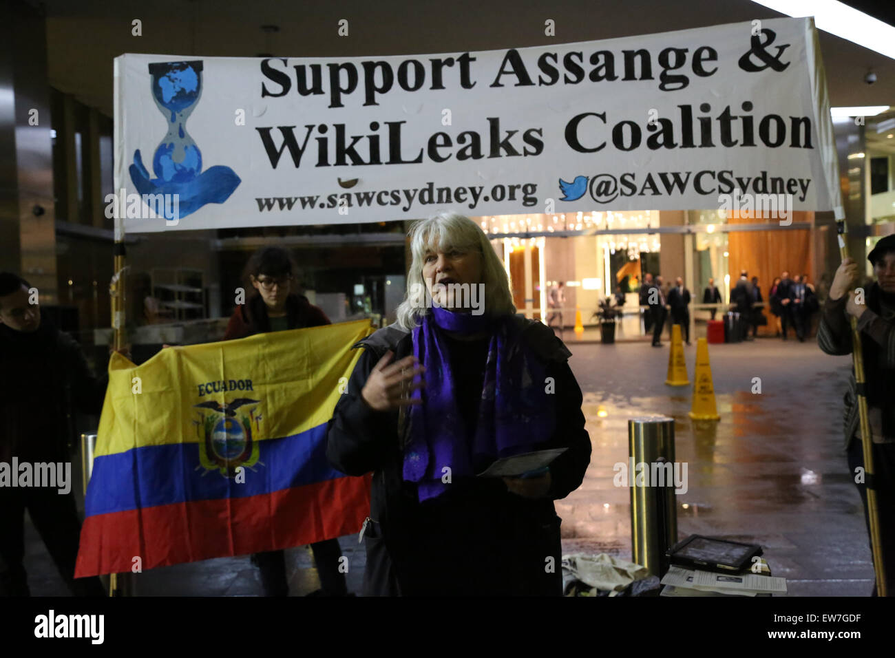 Sydney, Australie. 19 juin 2015. Un rassemblement a eu lieu à l'extérieur du consulat britannique à 1 Macquarie Place à Sydney ce soir à l'appui de le fondateur de WikiLeaks, Julian Assange, actuellement terrés dans l'ambassade d'Equateur à Londres. Il a marqué le troisième anniversaire de la résidence de Julian Assange à l'ambassade. Parlant Photo : Wendy Bacon (chemin Walkley décerné Journaliste d). Crédit : Richard Milnes/Alamy Live News Banque D'Images