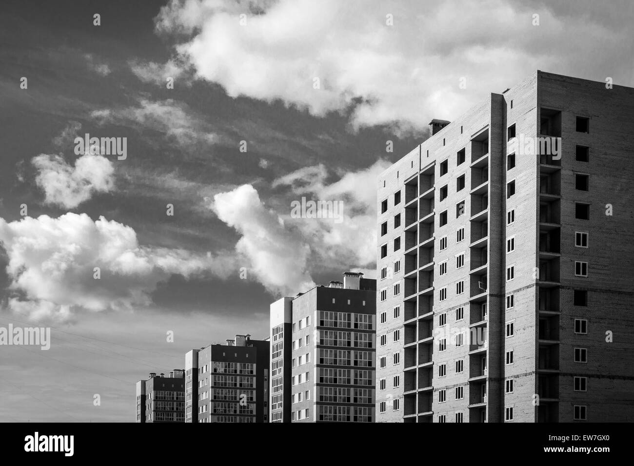 En construction brique des tours d'habitation et de maisons nouvellement peint en monochrome noir et blanc Banque D'Images