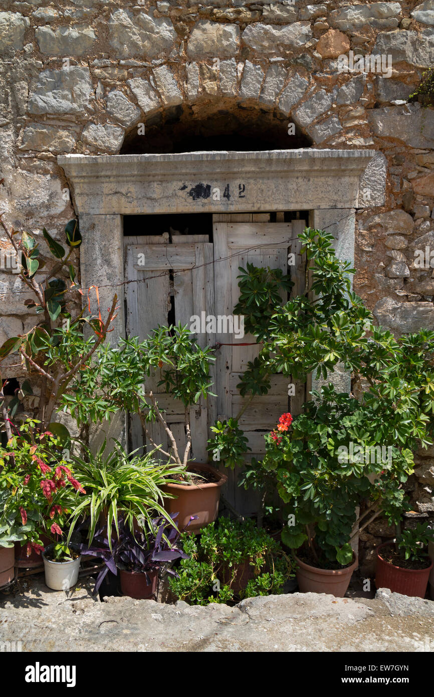 Vieille porte en bois dans le village de Volissos, sur l'île de Chios, Grèce ornées de plantes Banque D'Images