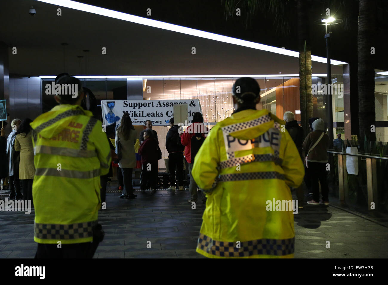 Sydney, Australie. 19 juin 2015. Un rassemblement a eu lieu à l'extérieur du consulat britannique à 1 Macquarie Place à Sydney ce soir à l'appui de le fondateur de WikiLeaks, Julian Assange, actuellement terrés dans l'ambassade d'Equateur à Londres. Il a marqué le troisième anniversaire de la résidence de Julian Assange à l'ambassade. Crédit : Richard Milnes/Alamy Live News Banque D'Images