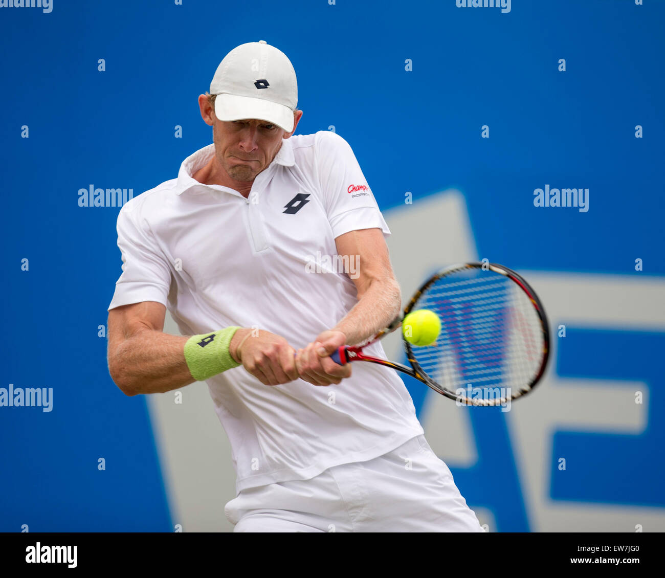 Londres, Royaume-Uni. 19 Juin, 2015. Aegon Tennis Championnat Queens. Kevin Anderson en action au cours de son quart de finale match contre Guillermo Garcia-Lopez (ESP). © Plus Sport Action/Alamy Live News Banque D'Images