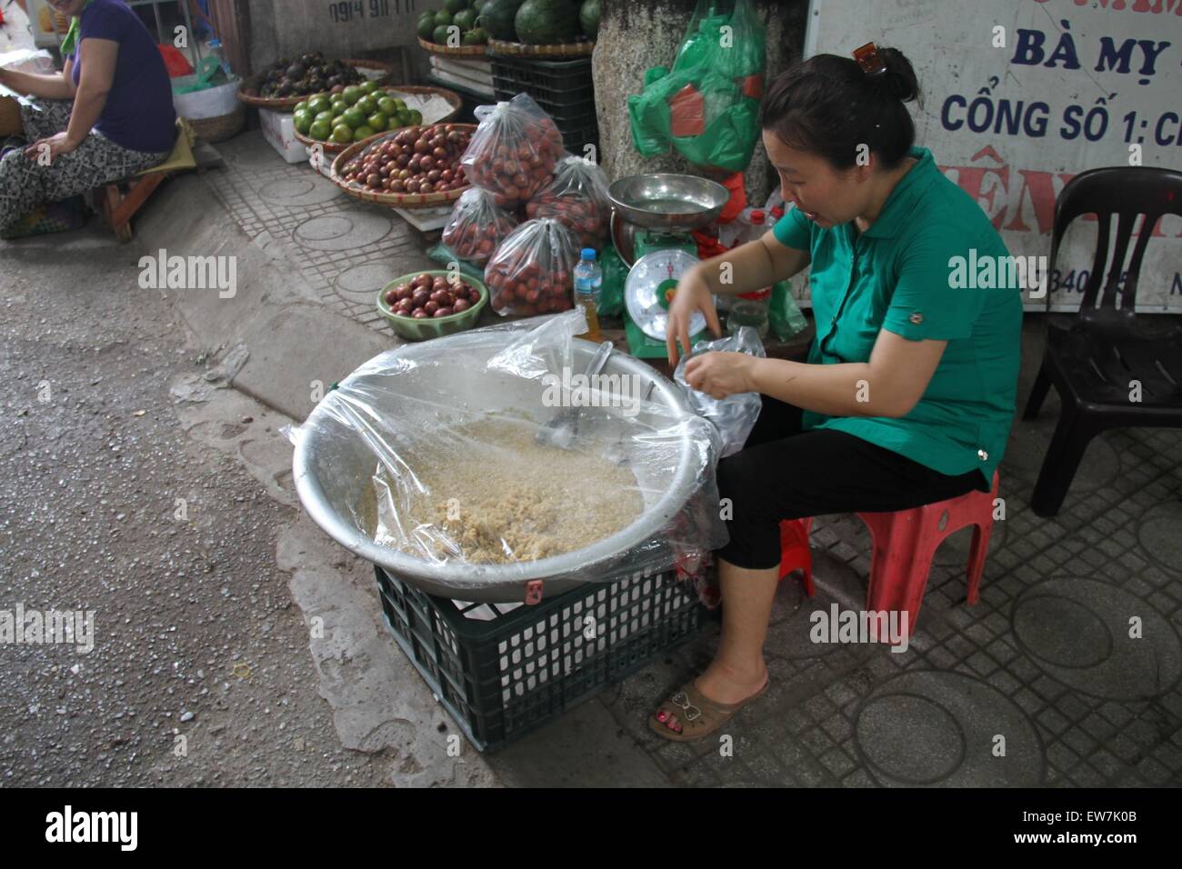 Hanoi, Vietnam. 19 Juin, 2015. Un vendeur vend le riz gluant fermenté sur un marché à Hanoi, Vietnam, 19 juin 2015. Duanwu festival, a célébré le cinquième jour du cinquième mois lunaire, est très connu au Vietnam comme le festival de tuer les insectes intérieure. Les Vietnamiens croient que la consommation de riz gluant fermenté pendant Duanwu festival peut aider à nettoyer le système digestif. © Le Yanna/Xinhua/Alamy Live News Banque D'Images