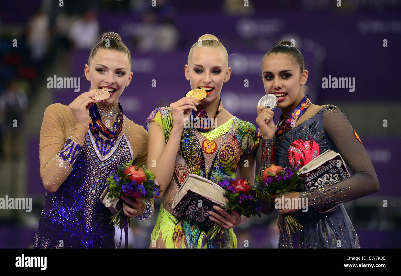 (150619) -- BAKOU, 19 juin 2015(Xinhua) -- Yana Kudryavtseva(C) de la Russie remporte la médaille d'or de gymnastique rythmique de la femme au ruban en Azerbaïdjan Bakou du Jeux le 19 juin 2015. (Xinhua/Tofik Babayev) Banque D'Images