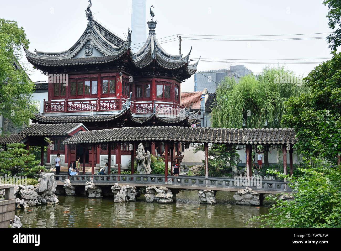 Jardins De Yuyuan De Shanghai Yu Yuan Garden Bazaar Chine Chinois Jiyu Etang Avant Shouyi Xin Villiage 1 Tower A Gauche Et Du Corridor De L Eau De Jade Photo Stock Alamy